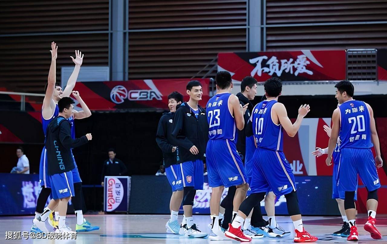 电竞竞猜-关于上海申花训练开放日，赛后更衣室发声引欢呼，CBA常规赛在即，团队化学反应显著的信息
